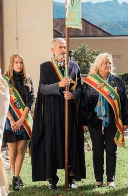 Bannerbegleitung durch Frauen