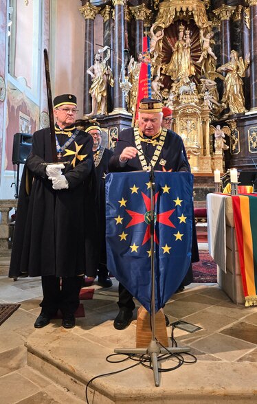 Bannerbegleitung durch Frauen