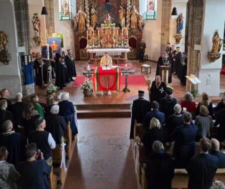 Schwertträger mit Ornat 