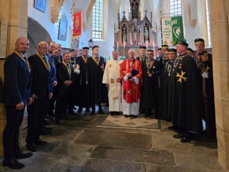 Schwertträger mit Ornat 