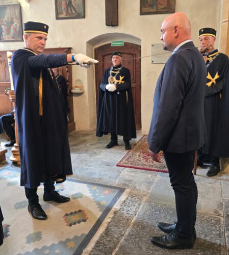 Schwertträger mit Ornat 