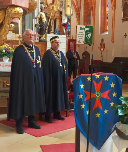 Schwertträger mit Ornat 