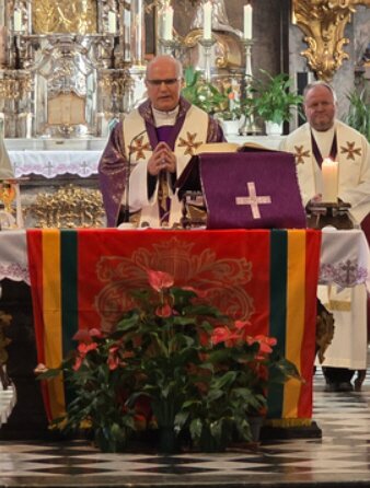 Bannerbegleitung durch Frauen